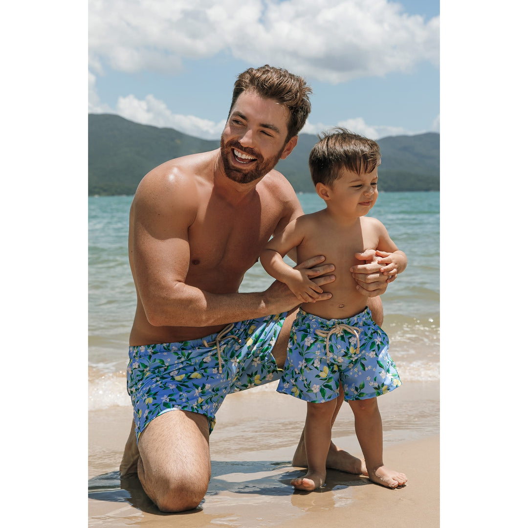 Look Pai e Filho de Praia Combinando com Short Masculino e Short Infantil na Estampa Limoes da Lili Sampedro Moda Praia Família