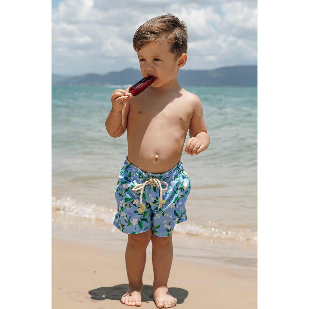 Short Infantil de Praia Masculino, Bermuda com bolsos nas laterais, cordao e elástico na cintura. Na estampa Limões com look para a família toda combinando da Lili Sampedro.