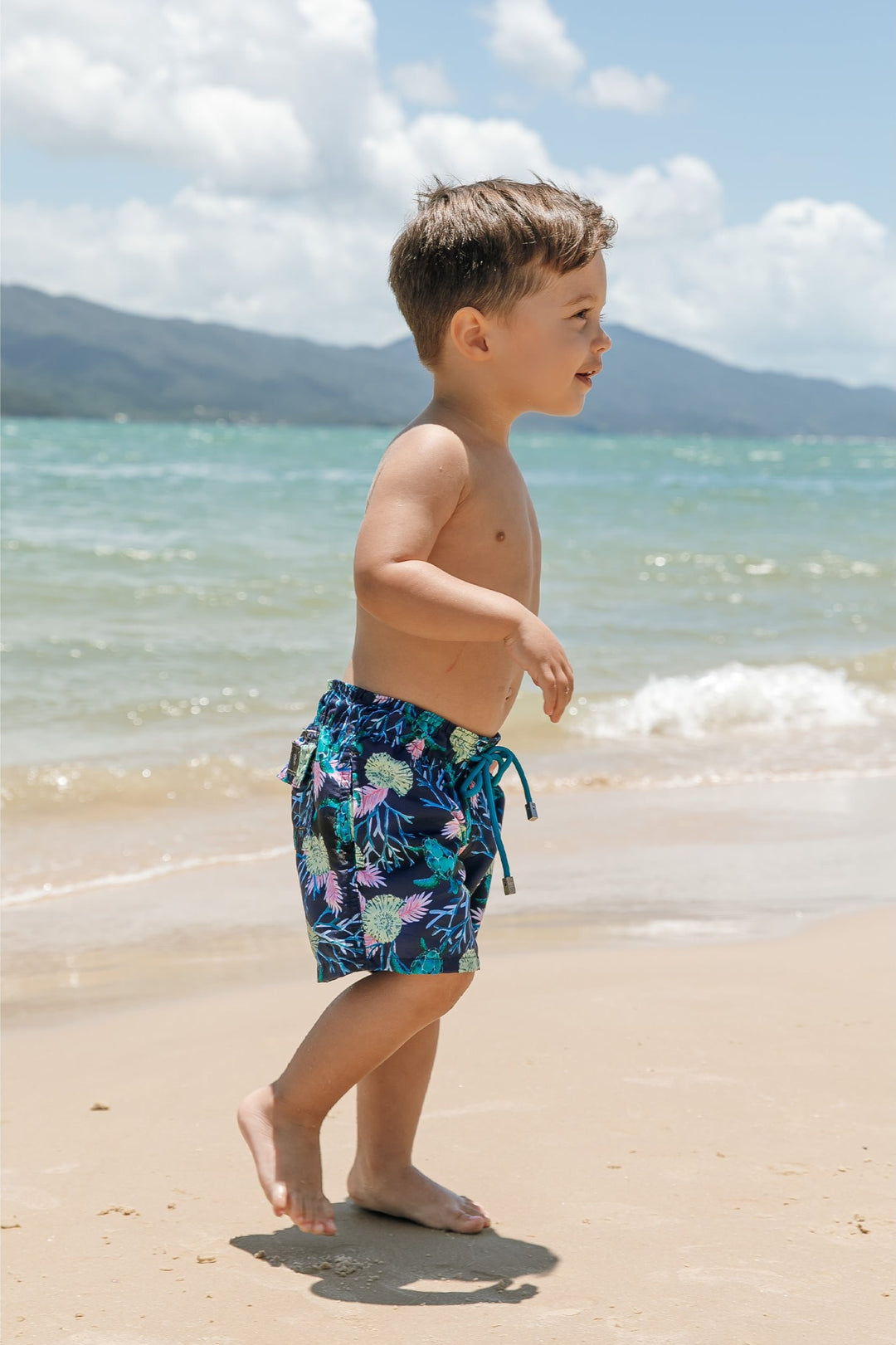 Short Infantil de Praia Bermuda Estampada Tartaruga Azul Look Tal Pai Tal Filho de Praia da Lili Sampedro