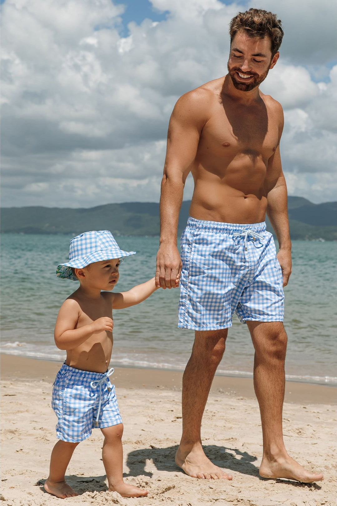 Look Pai e Filho Short Infantil de Praia Bermuda Infantil Estampado Vichy Xadrez Azul e Branco da Lili Sampedro Moda Praia