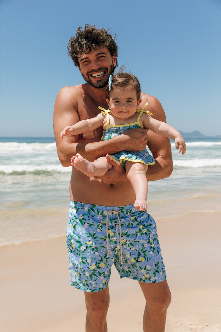 Look Pai e Filha de Praia Combinando com Short Masculino e Short Infantil na Estampa Limoes da Lili Sampedro Moda Praia Família