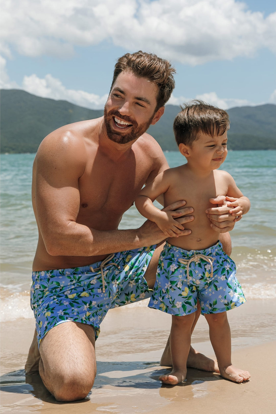 Look Pai e Filho de Praia Combinando com Short Masculino e Short Infantil na Estampa Limoes da Lili Sampedro Moda Praia Família