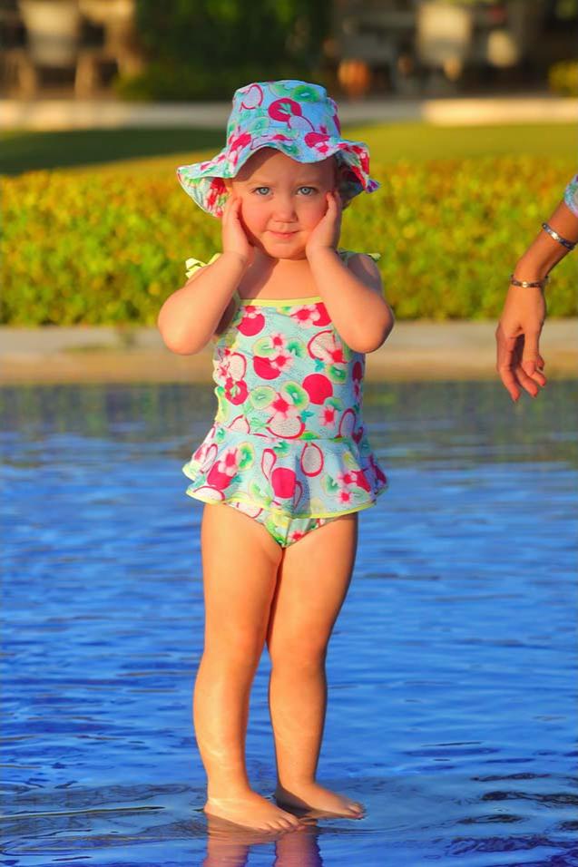 Vicky Filha da Ana Paula Siebert Justus vestindo Chapéuzinho Infantil de Lycra com Protecao UV para Praia ou Piscina da Estampa Kiwi e Pitaya Colecao Moda Praia Infantil da Lili Sampedro